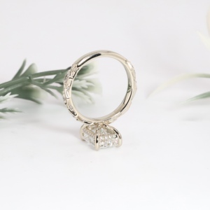 Bague de fiançailles en or blanc avec diamant taille radiant, classique, à double griffes, style Milgrain, alliance Art Déco, joaillerie fine - Product Image 4