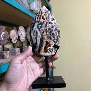 Jaspe Mamba noir naturel poli à la flamme, sculpté à la main, 12,5 cm avec support en fer, cristaux Feng Shui, pierre de guérison - Product Image 2