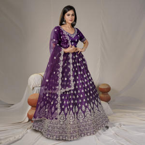 Lehenga Choli traditionnel en tulle orné, travail de broderie complexe, silhouette évasée, blouse détaillée, dupatta orné, pour mariage et bal de promo - Product Image 3