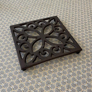 Dessous de plat décoratif sculpté en métal pour table à manger conçu avec des motifs complexes pour améliorer élégamment le style intérieur de la maison - Product Image 6