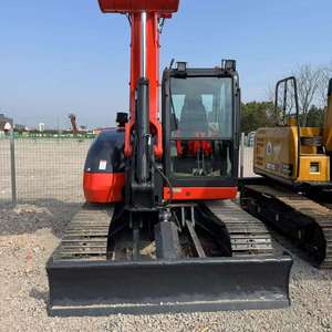Miniexcavadora Kubota KX040-5 roja sobre orugas con cucharón y cuchilla - Product Image 3