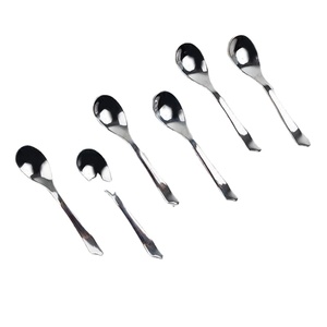 Ensemble de six cuillères en acier inoxydable finition argentée conçues pour la cuisine, les repas et les présentations de table élégantes - Product Image 1