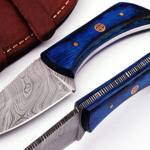 Cuchillo de caza hecho a mano de acero de Damasco con mango azul, hoja de punta caída, borde serrado, grosor de 0.6 mm. - Product Image 6