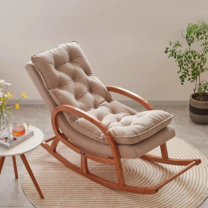 Fauteuil à bascule en bois confortable, équipé d'un coussin épais capitonné beige sur toute la longueur, disponible à prix de gros. - Product Image 1