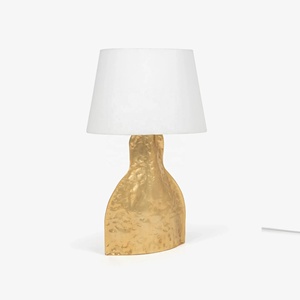 Lámpara de Mesa de Metal Forjado Artesanal con Acabado Dorado Martillado y Pantalla de Lino, Construcción Duradera, Iluminación Ambiental Elegante para el Hogar - Product Image 2
