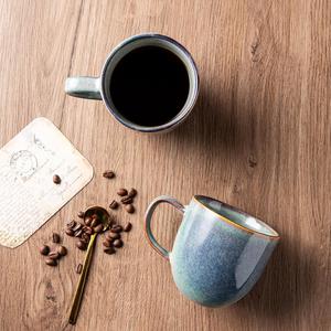 Mug en céramique de style vintage avec une riche glaçure ambrée, corps incurvé lisse, poignée ergonomique, construction thermorésistante pour des préparations matinales confortables - Product Image 6