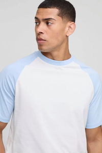 Camiseta de manga raglán blanca y azul claro para hombre, cuello redondo, corte regular, informal, de algodón. - Product Image 2