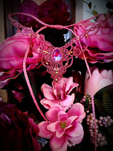 Collier ras du cou en macramé rose fait main, micro-collier mystique avec perles dorées, bijoux bohèmes tendance unisexe HARI OM - Product Image 4