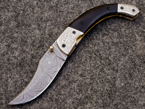 Cuchillo Plegable de Acero de Damasco Hecho a Mano MORTAL SAGA con Empuñaduras Grabadas y Funda de Cuero - Cierre de Seguridad EDC Personalizado con Garantía de 1 Año - Product Image 5