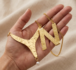 Collar con Colgante 'N' de Latón Texturizado Hecho a Mano, Cadena con Acabado Dorado, Revestimiento Resistente al Deslustre, Patrón Sólido, Ideal para Regalo - Product Image 5