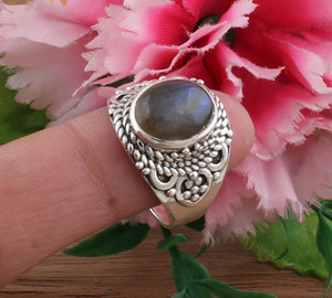 แหวนเงินแท้ประดับลาบราดอไรต์ทรงรี ดีไซน์หรูหรา ระยิบระยับ เหมาะเป็นของขวัญวันครบรอบ ของขวัญงานเลี้ยง รับทำโลโก้ตามสั่ง - Product Image 5