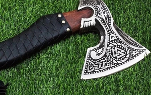 ขวานโทมาฮอว์คเกรดอุตสาหกรรม คุณภาพพรีเมียม LEGACY BLADES ผลิตด้วยมือ แกะสลักลาย หัวขวานเหล็กกล้าคาร์บอนสูง ด้ามไม้ - Product Image 6