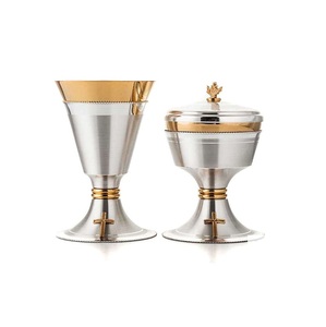 Ciborio y Cáliz en Oferta, Cáliz con Relieve Chapado en Oro y Plata, Hecho a Mano con Latón y Acero de Alta Calidad - Product Image 4