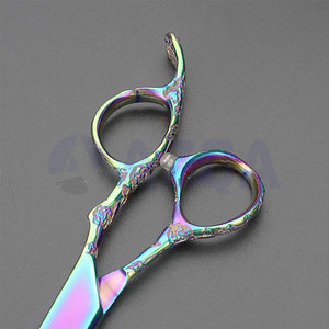 Tijeras de Corte de Pelo de Acero Inoxidable de 7 Pulgadas con Recubrimiento de Titanio Arcoíris, con Tornillo de Tensión con Incrustaciones de Gemas y Anillos de Dedo Desplazados - Product Image 5