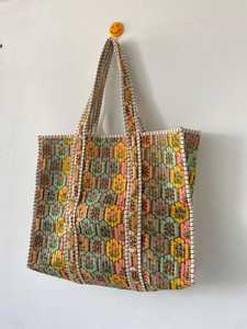 Sac fourre-tout en coton floral vintage, sac à bandoulière bohème matelassé fait main, sac fourre-tout floral rétro, sac à bandoulière en tissu fait main - Product Image 3