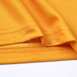 Conjunto de uniforme de fútbol con números, nombres y logotipos personalizados, hechos de tela de poliéster de alta calidad para un mejor rendimiento. - Product Image 6