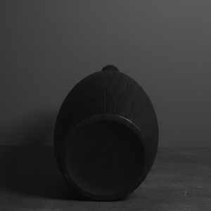 Vase à fleurs en métal noir mat nordique, haut, texture écorce de bois, style rustique minimaliste, pour la décoration de la maison, des hôtels et les cadeaux. - Product Image 5