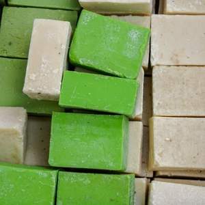 Savon naturel fait main en forme de bloc, emballage écologique – Savon en barre emballé - Product Image 3