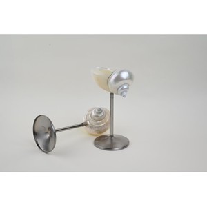 Verre à vin classique en coquillage marin et métal avec une touche artistique moderne rehausse instantanément la présentation de la table. - Product Image 3