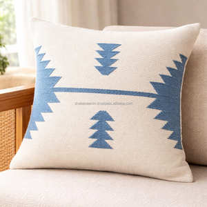 Funda de Almohada Decorativa de Algodón Azul Kilim para Decoración de Sala de Estar de Estilo Costero Escandinavo y Moderno Orgánico - Product Image 1