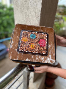 Caja de almacenamiento de cosméticos de maquillaje elegante de cuero de vaca caja de maquillaje hecha a mano de cuero de piel de vaca, caja organizadora de baño de tocador, - Product Image 2