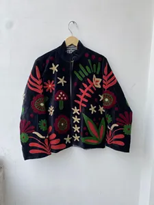 Chaqueta de terciopelo azul marino estilo bohemio con intrincados bordados florales y de hojas Suzani, ropa de otoño para mujer - Product Image 1