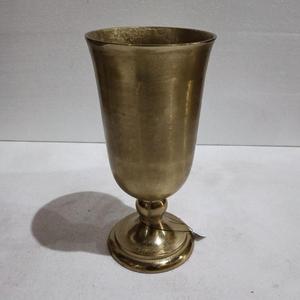 Vase à fleurs design moderne sur piédestal, vases en métal faits à la main, décoration pour la maison, fournitures pour événements, pot à fleurs en métal fait à la main - Product Image 1
