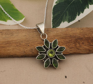 Collier pendentif vintage en péridot naturel, argent sterling 925 plaqué platine, véritable pierre précieuse verte, charme pierre de naissance d'août - Product Image 2