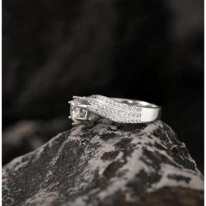 Anillo de Compromiso con Diamante de Corte Redondo en Oro Blanco, Banda Trenzada con Pavé, Anillo Solitario de Inspiración Vintage, Joyería Nupcial para Mujeres Elegantes - Product Image 4