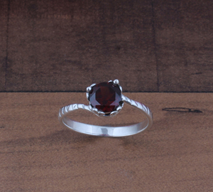 Bague solitaire classique bohème délicate en argent sterling 925 sertie de grenat rouge taille brillant, faite à la main, certifiée unisexe - Product Image 2
