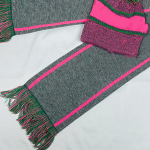 Ensemble 6 pièces bonnet et écharpe longue grise AKA – Personnalisable avec logo, en acrylique, color block, hiver, homme/femme, haute qualité, pour sororité - Product Image 5