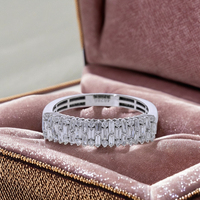 Auffälliger 14K Weißgold Rhodium-Plattierter Damen Klassischer Ring Dreireihige Natürliche Brillantschliff-Diamanten Breiter Ring mit Kanal-Pavé-Fassung