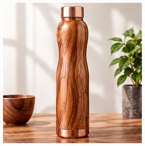 Botella de agua de cobre con textura martillada, tapa negra, diseño moderno y portátil para viajes - Product Image 3