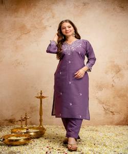 Conjunto de dos piezas de algodón romano con bordado de lujo y dupatta, estilo casual, en stock, prenda étnica de lujo, color morado. - Product Image 3