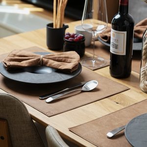 Vente en gros de sets de table en cuir véritable avec logo en relief, imperméables et isolants thermiquement, pour hôtel, en vrac, LPM-0006B - Product Image 3