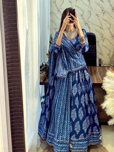 Blusa y lehenga de rayón estampado de diseño tradicional indio, especiales para Navratri, con dupatta de algodón Mul estampado con trabajo de espejo. - Product Image 2