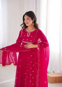 Ensemble femme en georgette premium brodée de sequins, pantalon en micro-coton ample, dupatta brodée, taille unique, tenue ethnique. - Product Image 3