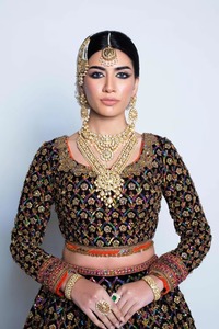 Robe de soirée pakistanaise haut de gamme, Lehnga Farshi superposé rose pêche pastel doux, richement orné, avec longue traîne et motifs complexes - Product Image 5