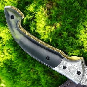 Couteaux de chasse pliants à motif Damas faits à la main avec poignée en métal décorative, lame pointue et étui de transport en cuir - Product Image 2