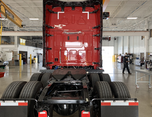 Very Clean Supper Affordable Cheap Heavy Duty Used 2024 Westerns Star 57X Sleeper Semi Truck - 72" Raised Roof Sleeper Truck - Product Image 5