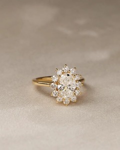 Bague de fiançailles ovale en diamant de laboratoire avec halo, certifiée IGI, en or 18 carats, sertissage cathédrale, pour demande en mariage, tendance, en promotion, D Gleam - Product Image 1