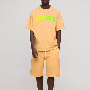 Ensemble deux pièces streetwear personnalisé avec logo pour homme : T-shirt court imprimé graphique et short ample oversize - Product Image 1