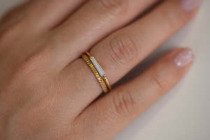 Anillo minimalista de oro macizo de 14k con diamante baguette cónico, unisex, para uso diario. - Product Image 3