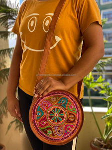 Bolso de Hombro Hecho a Mano de Cuero de Cabra, Bolso de Cantina con Bordado de Rajasthani, Multicolor Tradicional, Vintage, 9x9 Pulgadas - Product Image 2