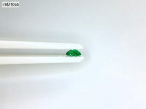 Esmeralda Zambiana de Forma Ovalada de 0.69ct, Gema Suelta Premium, Tono de Color Suave, Acabado Superior para Colecciones de Joyería Ligera - Product Image 5