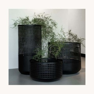 Panier suspendu décoratif en métal avec un élégant motif de feuilles botaniques pour l'affichage de plantes vertes en intérieur et en extérieur - Product Image 6