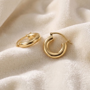 Boucles d'oreilles créoles épaisses en argent sterling 925 massif plaqué or jaune avec fermoir à pression, bijoux fins Memoria Jewels, vente en gros - Product Image 4