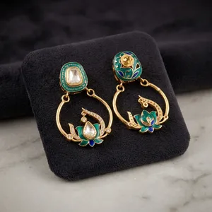 ต่างหูทรงหยดน้ำประดับกระจกเจด้าว์มีนาคารีสีเขียวอมฟ้าเคลือบทอง 18K สไตล์วินเทจสุดหรู พร้อมกระจกโพลกี |   มรดกอันทรงเกียรติแห่งราชวงศ์ ชัยปุระ - Product Image 5