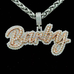 ตะขอทรงกลมข้อความชื่อตัวอักษรชื่อบุคคลน้ำแข็งสร้อยคอจี้ฮิปฮอปที่กำหนดเองสำหรับผู้หญิงจี้เงินสองโทนและกุหลาบจี้ชื่อชุบ - Product Image 1