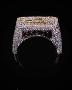 แหวนแชมป์เปี้ยนชิพแบบ Iced Out สำหรับผู้ชาย ประดับเพชร VVS มอยส์ซาไนต์ แหวนฮิปฮอปแบบมีตัวอักษร สั่งทำได้ หรูหรา ประดับเพชรระยิบระยับ ของขวัญสุดพิเศษ - Product Image 4